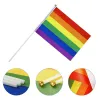 アクセサリーカスタムLGBTハンドフラグ100PCS 14*21cmプラスチックスティックレインボーハンドフラグゲイレズビアン同性愛のバイセクシュアルプライドハンドフラグ