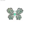 Pins Brooches SUYU Autumn Fashion Womens Light Luxury Butterfly brooch Rose Red brooch Green Clothing Accessories Pin Gift Box L240323