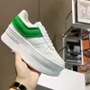 Toppkvalitetsdesigner kvinnors skor kil yttersula kalvskinn plattform skor gummi sneakers mode casual skor block fluorescerande vita sneakers häl ökar 50 mm