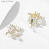 Pins Brooches SUYU Autumn New Womens Classic Vintage Plant Flower Clothing Shell Flower Simulation Pearl Butterfly wreath brooch L240323