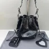 Kvinnor Le Cagole Bucket Bag Luxury Designer äkta läder åldras Silver Hårdvara Handväska Dragkedja med Pocket Crossbody Bag DrawString Stängningsväska Purse