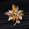 Pins Broschen SUYU Farbige Zirkonia Corsage Mode Temperament Anzug Mantel Pin Schnalle Zubehör Vintage Blume Brosche L240323