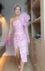 Jedno ramię różowe sukienki na studniowe osłonki z ręcznie wykonanym kwiatem z długim rękawem Długość herbaty Formalna suknia imprezowa dla kobiet 2024 Seksowna sukienka koktajlowa