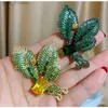 Pins Broches SUYU Klassiek Micro Ingelegd Zirkonia Koper Verguld Groen Blad Broche Tweekleurige Corsage Kledingaccessoires Broche L240323