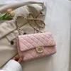 Diseñador Moda de lujo Bolsas de hombro 2023 Lingge de moda y occidental Pequeño bolso para mujer fragante Cadena a juego diaria Alta calidad Un hombro Crossbody Pequeño