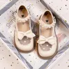 Chaussures décontractées Chaussures Breasping Girls En cuir Love Softs Pearls Lace Princess Shoes Elegant Bow Kids Chaussures mignonnes 240319