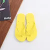 HBP Non-Merk Zomer Vrouwen Strand Slippers Platte Slides Vrouwen Goedkope Wit Roze Slippers Slippers Zomer Vrouwen Slip op Sandalen