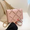 Designer de moda de luxo bolsas de ombro francês fresco e elegante bolsa feminina popular na internet em 2023 mesmo estilo corrente cruz diamante grade design único ombro