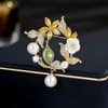 Pins Brooches SUYU Autumn New Womens Classic Vintage Plant Flower Clothing Shell Flower Simulation Pearl Butterfly wreath brooch L240323