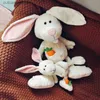 Animali di peluche ripieni 25 / 50cm Simpatico peluche di coniglio Kawaii Roba Amin Bunny Bambole con accessorio carota Regali di Pasqua Giocattolo per bambini Bambini Sepy Doll L240320