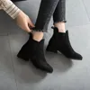 Sapatos casuais 2024 versátil botas femininas sólidas outono nu saltos grossos moda e tornozelo confortável