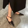 Scarpe eleganti in pelle verniciata tacco piatto sandali a punta fibbia cintura a T poco profonda stile passerella appartamenti vuoti comodi banchetti da donna