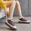 Casual Shoes 2024 Produktvärme Öka damerna andas läder Flat modesport som kör 5-7.5