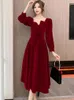 Robes décontractées Femmes Red Velvet Chic Bow Robe longue élégante Automne Hiver Coréen Vintage Occasions officielles 2024 Diamants de mode