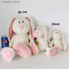 Animali di peluche ripieni 25 / 50cm Simpatico peluche di coniglio Kawaii Roba Amin Bunny Bambole con accessorio carota Regali di Pasqua Giocattolo per bambini Bambini Sepy Doll L240320