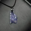 Unidad de figuritas decorativas Colgante de piedra en bruto curativo con cristal de calcedonia púrpura natural de una pieza con cuerda de cuero especial para regalo de joyería