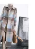 Giacca invernale da donna in tweed scozzese alla moda. Trench lungo in lana a doppio petto di media lunghezza per donna