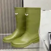 2022 Kvinnor gummi regnstövlar pvc knä boot 23fw casual stil vattentäta welly stövlar lyxiga regnbot vatten skor regnskor 5 färg no431