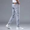 Mäns jeans 2024 Spring Slim Light Grey Stretch tvättade avslappnad rakben mångsidig prisvärd lyxmodemän