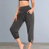 Calças femininas cortadas elegantes de cintura alta yoga com bolsos esporte de cor sólida para treino casual