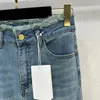 Jeans blu floccati dal design alla moda, jeans da donna a vita alta, tasche con bottoni dorati, pantaloni skinny in denim streetwear abbinati