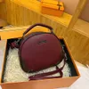 디자이너 고급 패션 어깨 가방 프랑스 틈새 디자인 휴대용 작은 둥근 가방 간단하고 세련된 어깨 크로스 바디 다목적 여성 가방