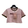 Kvinnors T -shirtdesigner 24SS tidigt på våren Ny Miui Elegant Girl Style Age Minskar kontrastbokstavaren Broderi Kort ärm Kort T -shirt