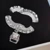 Diamanten broches Desinger Letter Sieraden Broche Parelspelden Merk Letter Pin 18K Vergulde Borstspeld Mannen Vrouwen Bruiloft Accessoires Geschenken