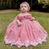 Abiti da ragazza di fiore con perle adorabili per matrimonio con spalle scoperte Abiti da spettacolo per bambini con applicazioni in pizzo Abito da ballo in tulle con lunghezza al pavimento Abito da compleanno per bambini