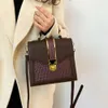 Bolsa de ombro com desconto de marca, bolsa versátil feminina, portátil, vertical, padrão de crocodilo, pequena, quadrada, nova moda, fivela de bloqueio, crossbody