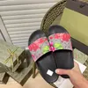 Swobodne designerskie sandały Włochy Kapcie Paryż nowe gumowe slajdy Sandały Brocade Brocade Mężczyźni Mężczyźni Płaskie dna Flip Flip Flops Women Striped Beach 36-42