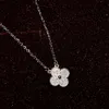 Full Diamond Four Leaf Flower Necklace Pendant Long Neck Chain Dinner Elegant Super Fairy Earrings Four Grass Flower Armband smyckesuppsättning