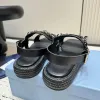 Triangle Sandals مصمم أعلى جودة صندل فاخرة الأزياء المثلث شعار المعادن الإبزيم الأصلي صندل منسوجة من الجلد للنساء