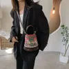 تخزين حقيبة مصممة بالجملة Wadies 2024 New Fashion Doodle Bucket Bag Bag Multi-Functions and Actlish High Leas of One Crown Crossbody Bage