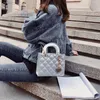 12% rabatt designer väska 2024 handväskor xiaoxiangfeng lingge koreansk utgåva fashionabla ljusa ansikten trendig internet kändis kvinnor crossbody tote