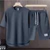 Mens Korean Fashion Waffle Two Piece Set Summer Short Sleeved T-shirt och Shorts Loose Sets Men Designer Kläderspårspår
