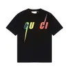 High Edition Luxury Fashion GU Home Rainbow Lightning Blade Print INS Malha Vermelha Mesmo Unissex Solta Camiseta de Manga Curta para Homens e Mulheres00