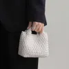 Le sac d'usine d'exportations à la main tissé à la main secoue de panier à la main pour les femmes 2024 Nouvelle chaîne d'épaule unique