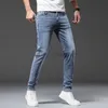 Mens Jeans Tasarımcı Yüksek Son İlkbahar/Yaz Yeni İşlemeli Kot Pantolon Erkekler Elastik İnce Uygun Küçük Ayak Pantolon İnsan Modeli Marka Pantolon