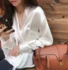 Tasarımcı Kadın Gevşek İpek Bluz Uzun Gömlekler Anagram İpek Harfleri Nakış Klasik Lüks Marka Yaz Günlük Tops Giyim Siyah Beyaz Gündelik Tees