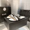 Chanells Sandalen Slippers Borduurstof Tazz Slipper Muiltje Dames Man Zomer Strand Zwembad Platte hak Luxe Zonnige Designer Channel Outdoors Loafer Casual Schoenen