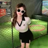 Vacker sommartennisflicka sportkläder casual fit color blockerande v-ringning t-shirt kvinnor kort polo