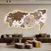Настенные часы Карта мира Украшение гостиной Часы Интернет Знаменитости Светодиодный свет Картина Современный роскошный элитный диван Фон