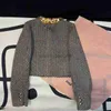 Abito da donna di lusso a due pezzi 24ss Inizio primavera Nuovo Miui Piccolo vento profumato Cucito a mano con paillettes spesse in tweed Cappotto ricamato per l'industria pesante Set gonna mezza