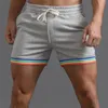 Polyester shorts män sommar fast färg regnbåge byxor ficka dragkammare lös casual sport som kör glitter skumstjärna 240314