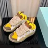 2024 Luxury Leather Curb Sneakers Designer Klänningskor för män Kvinnor Extraordinärt casual gummi Vit elfenben kalvskinn gummi Nappa Platform sula