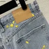 Märke jeans kvinnor jean designer byxor mode logotyp denims byxor kvinna gul blommor broderi denims byxor 25 mars 25