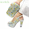 2023 Ankunft Silber Farbe Peep Zehen Frauen Sandalen Schuhe passende Tasche für Damen Hochzeitsfeier Pump 240320