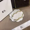 Broche de pérolas de luxo banhado a ouro, designer de marca com pérolas de alta qualidade, projetado especificamente para mulheres como presentes, alfinetes de roupas, caixas de festas de aniversário