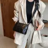 Tasarımcı Lüks moda omuz çantaları 2023 Yeni kare işlemeli iplik Çok yönlü tofu çantası moda ve gelişmiş tek omuz crossbody çantası kadınlar için